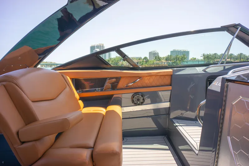 2017 Cruisers Yachts 338 CX South Beach Bow Rider