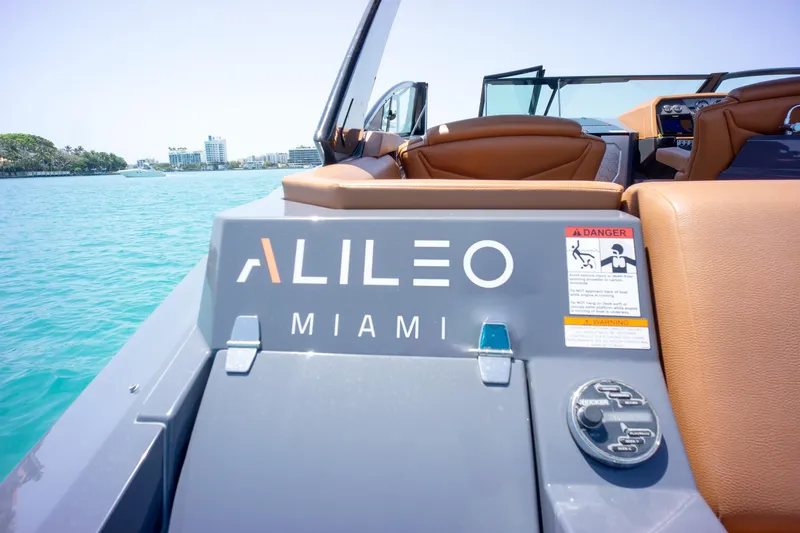 2017 Cruisers Yachts 338 CX South Beach Bow Rider