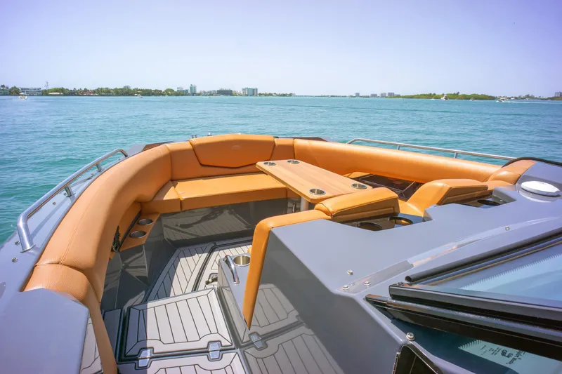 2017 Cruisers Yachts 338 CX South Beach Bow Rider