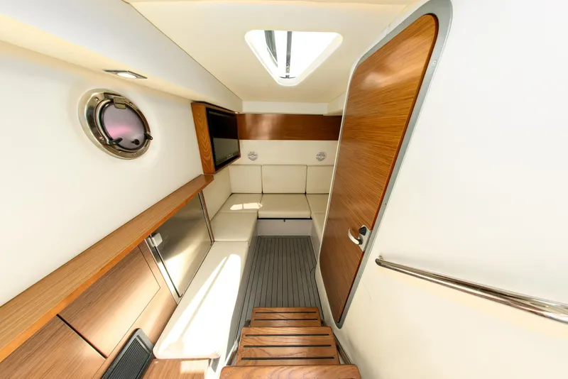 2017 Cruisers Yachts 338 CX South Beach Bow Rider