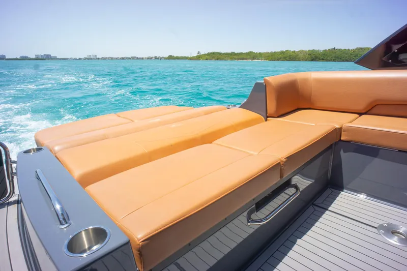 2017 Cruisers Yachts 338 CX South Beach Bow Rider