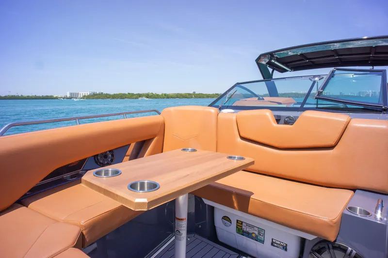 2017 Cruisers Yachts 338 CX South Beach Bow Rider