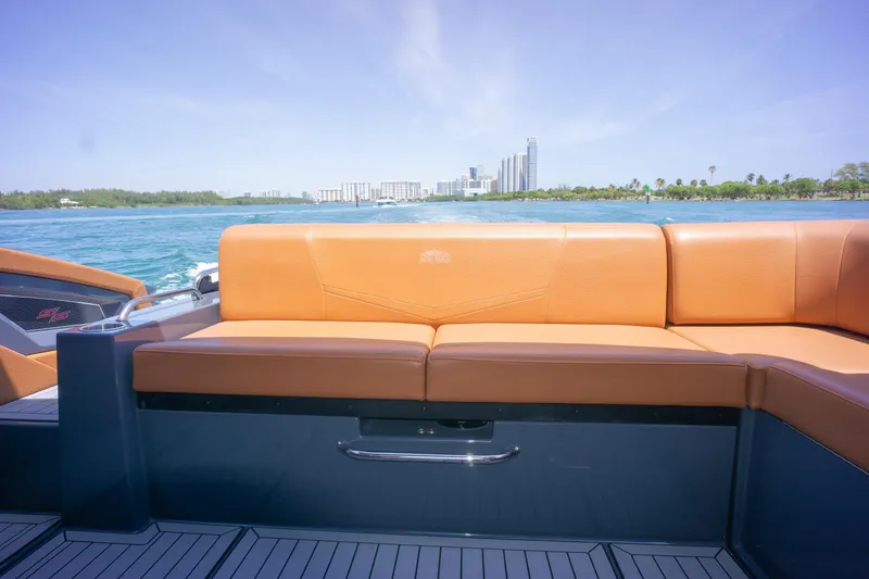 2017 Cruisers Yachts 338 CX South Beach Bow Rider