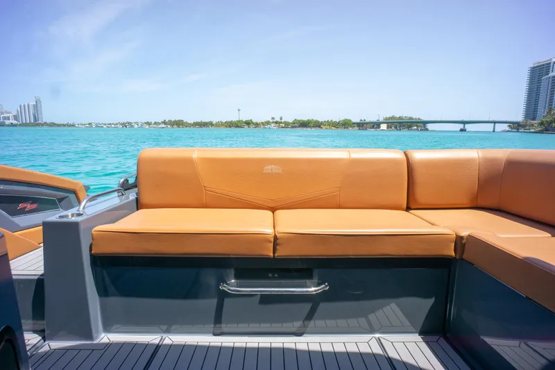 2017 Cruisers Yachts 338 CX South Beach Bow Rider