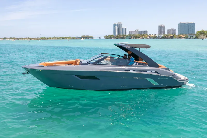 2017 Cruisers Yachts 338 CX South Beach Bow Rider