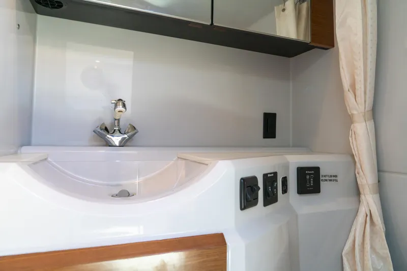 2017 Cruisers Yachts 338 CX South Beach Bow Rider