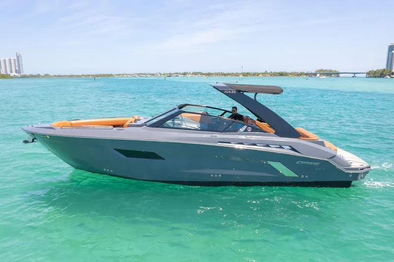 2017 Cruisers Yachts 338 CX South Beach Bow Rider