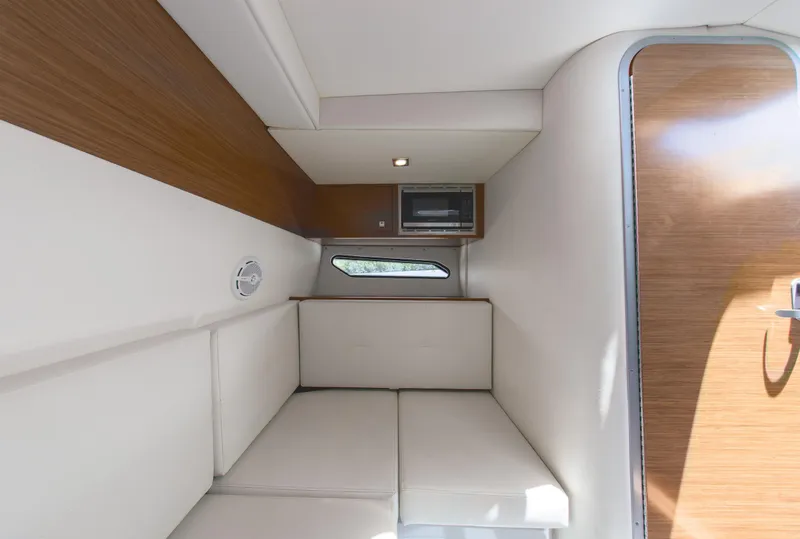 2017 Cruisers Yachts 338 CX South Beach Bow Rider