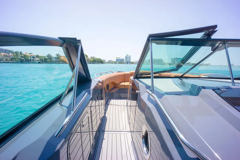 2017 Cruisers Yachts 338 CX South Beach Bow Rider