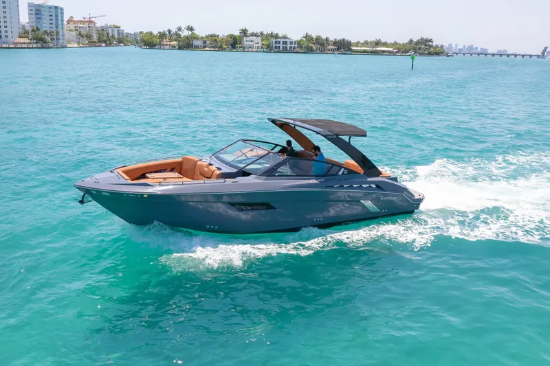2017 Cruisers Yachts 338 CX South Beach Bow Rider