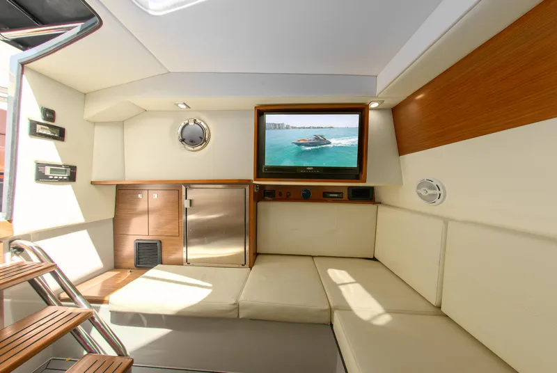 2017 Cruisers Yachts 338 CX South Beach Bow Rider