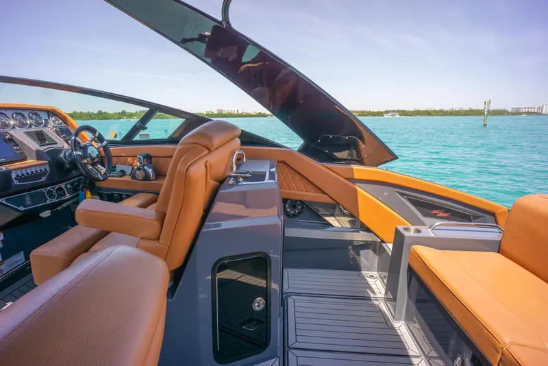2017 Cruisers Yachts 338 CX South Beach Bow Rider