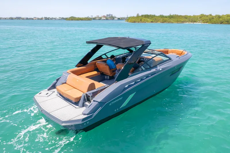 2017 Cruisers Yachts 338 CX South Beach Bow Rider