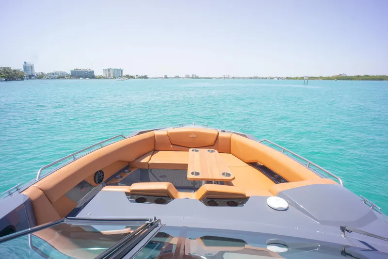 2017 Cruisers Yachts 338 CX South Beach Bow Rider