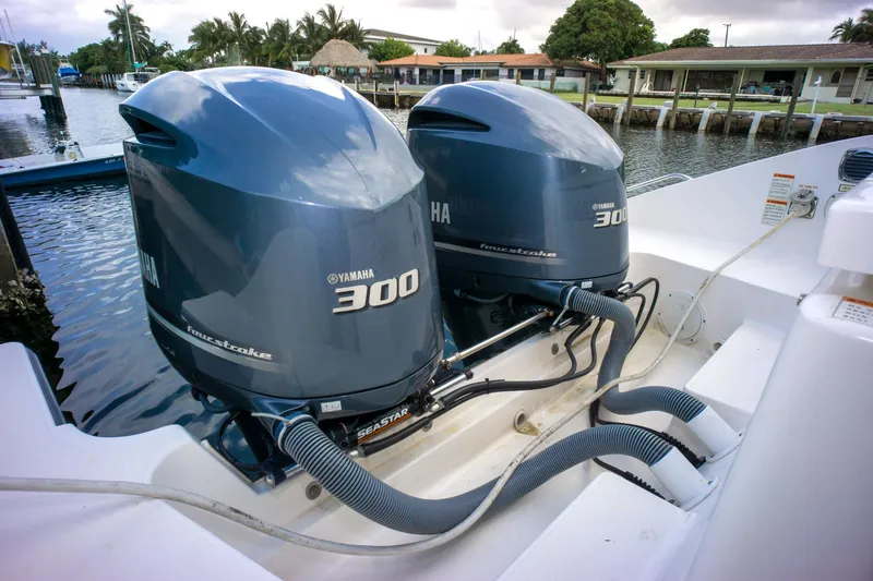 2017 Pursuit DC 325 Dual Console