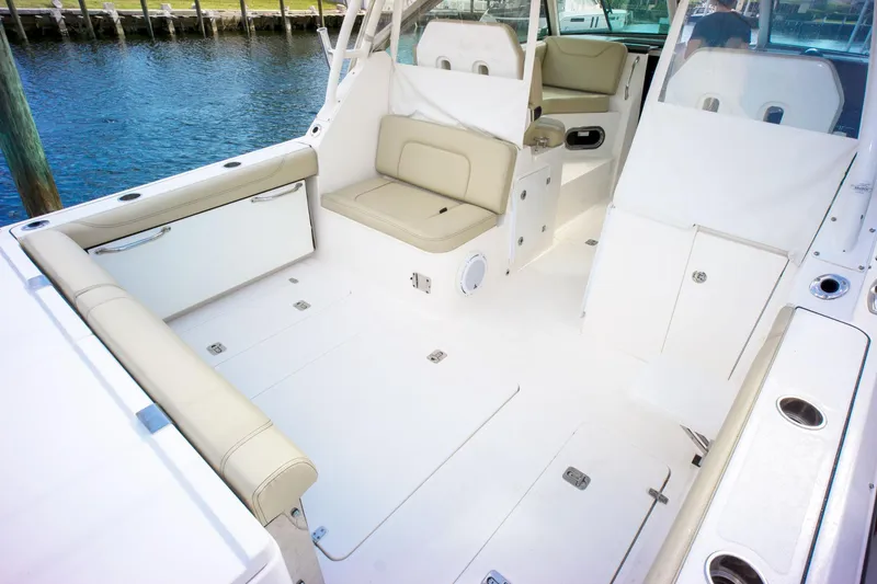 2017 Pursuit DC 325 Dual Console
