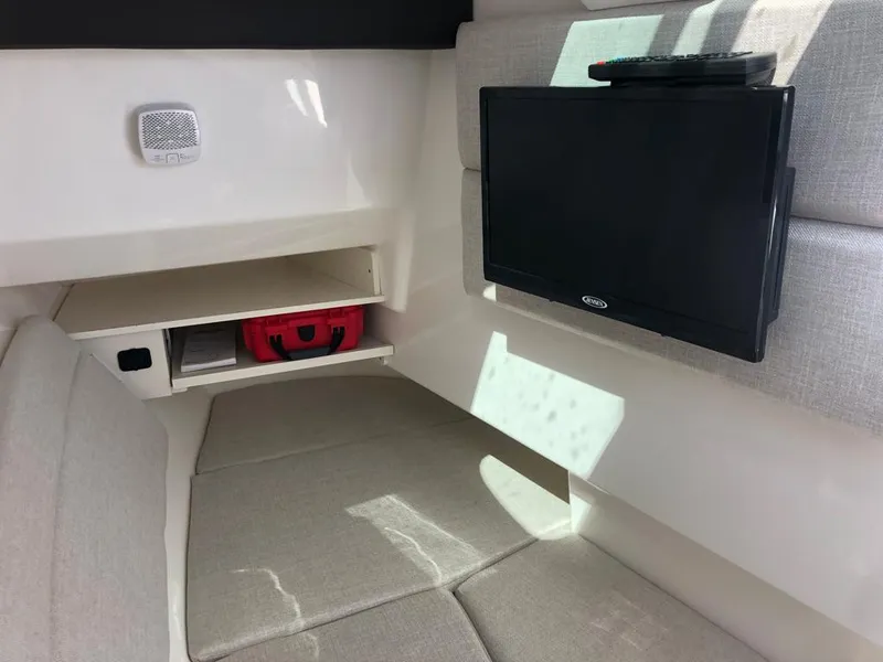 2021 Sea Ray SLX 350 Outboard