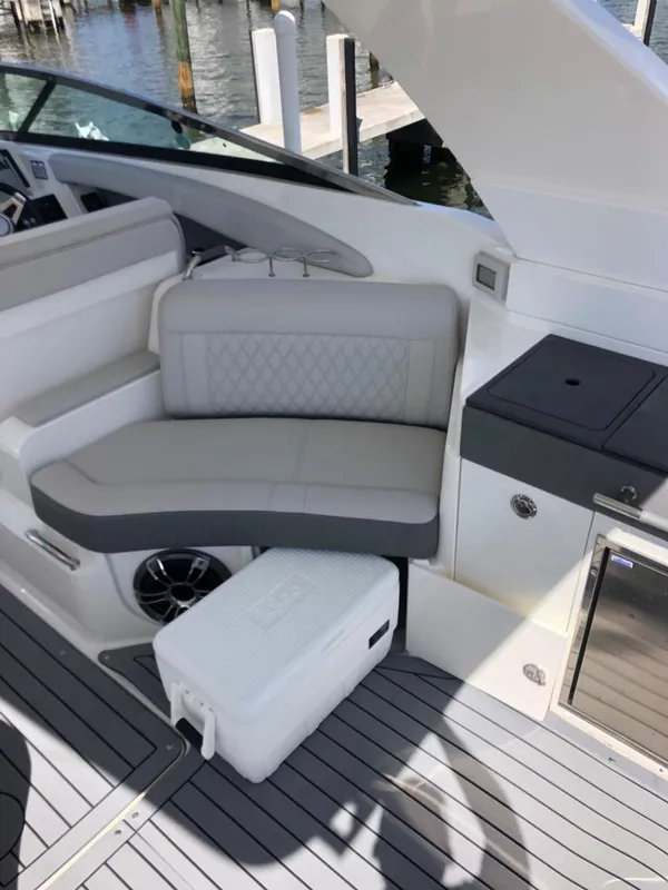 2021 Sea Ray SLX 350 Outboard