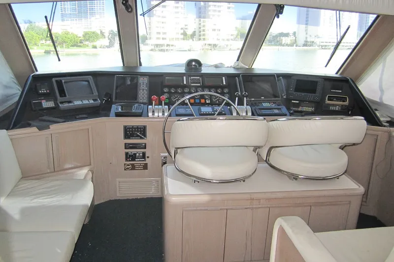 1995 Hatteras - One owner yacht Enclosed Bridge