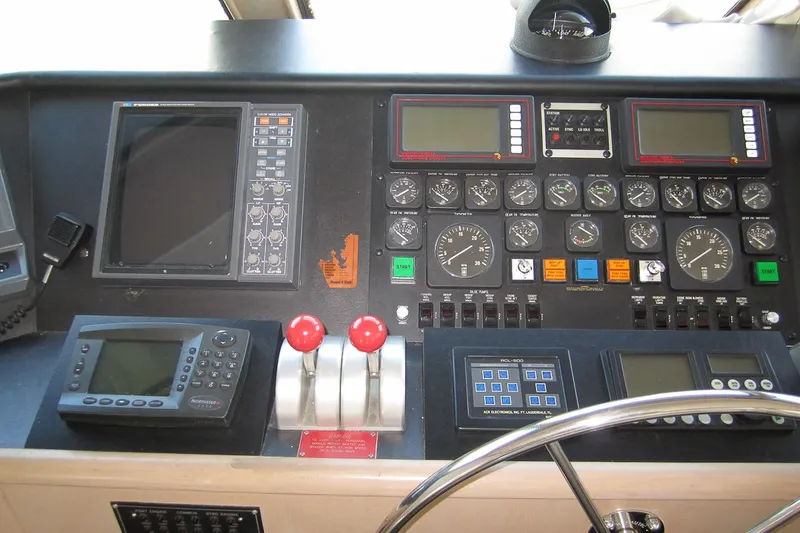 1995 Hatteras - One owner yacht Enclosed Bridge