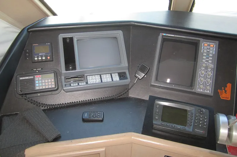 1995 Hatteras - One owner yacht Enclosed Bridge
