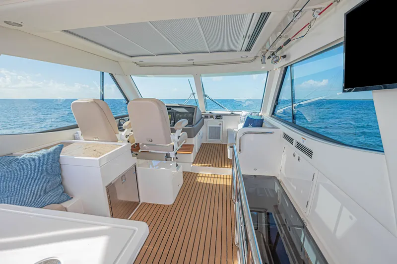 2016 Riviera 52 Enclosed Flybridge