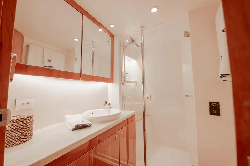 2016 Riviera 52 Enclosed Flybridge