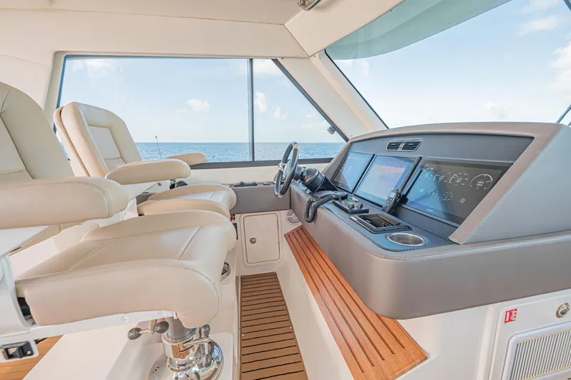 2016 Riviera 52 Enclosed Flybridge