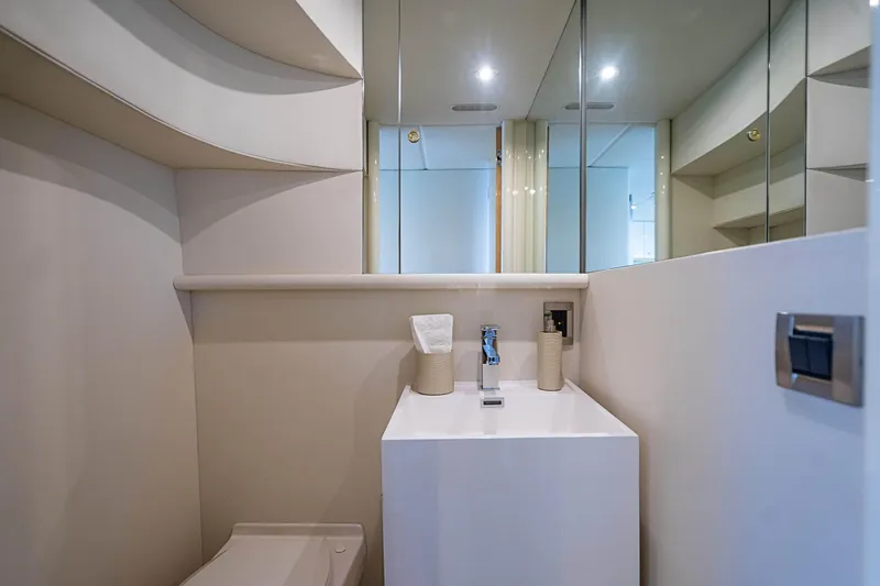 2000 Lazzara Grand salon / skylounge