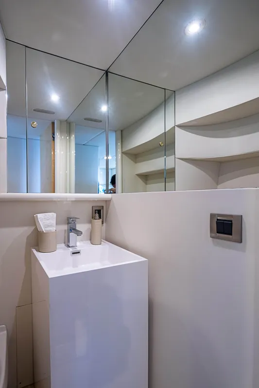2000 Lazzara Grand salon / skylounge
