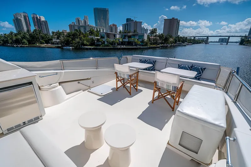 2000 Lazzara Grand salon / skylounge
