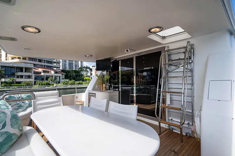 2000 Lazzara Grand salon / skylounge