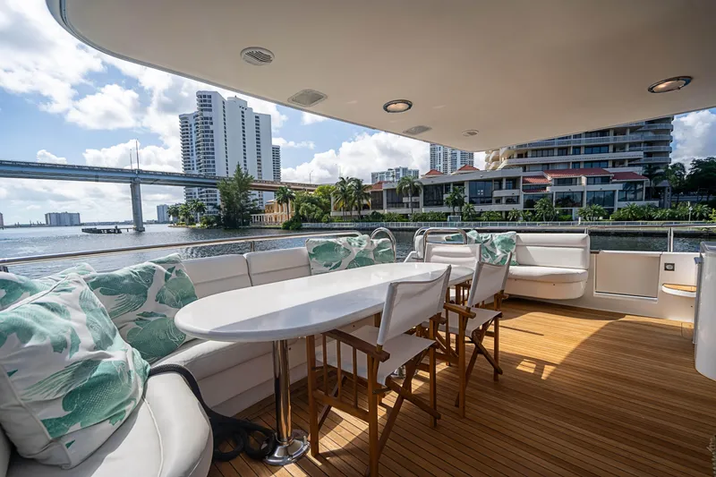 2000 Lazzara Grand salon / skylounge