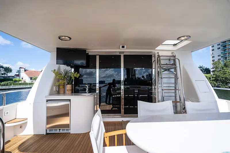 2000 Lazzara Grand salon / skylounge