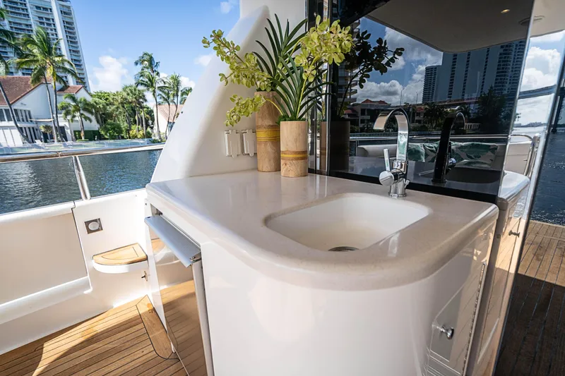 2000 Lazzara Grand salon / skylounge
