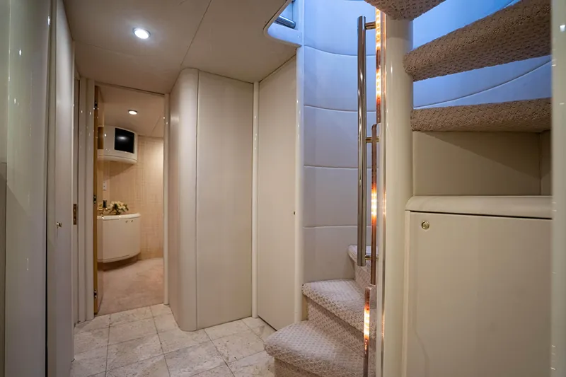 2000 Lazzara Grand salon / skylounge