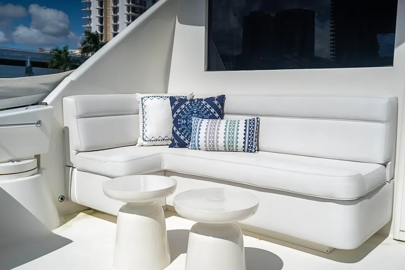2000 Lazzara Grand salon / skylounge