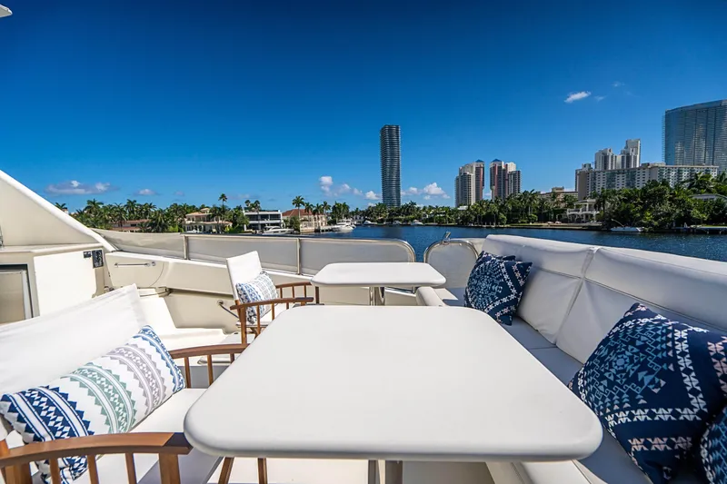 2000 Lazzara Grand salon / skylounge