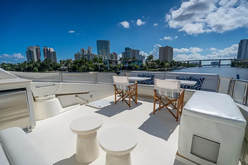 2000 Lazzara Grand salon / skylounge