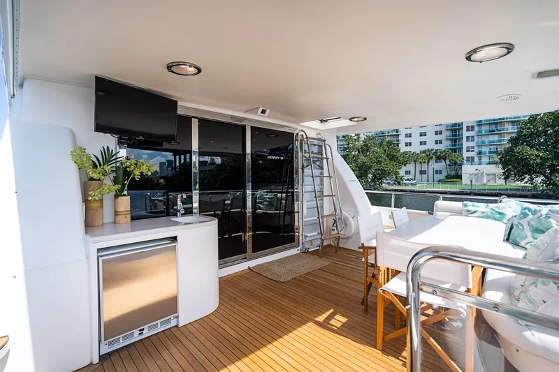 2000 Lazzara Grand salon / skylounge