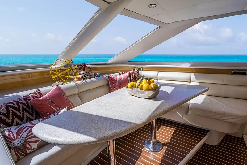 2000 Lazzara Grand salon / skylounge