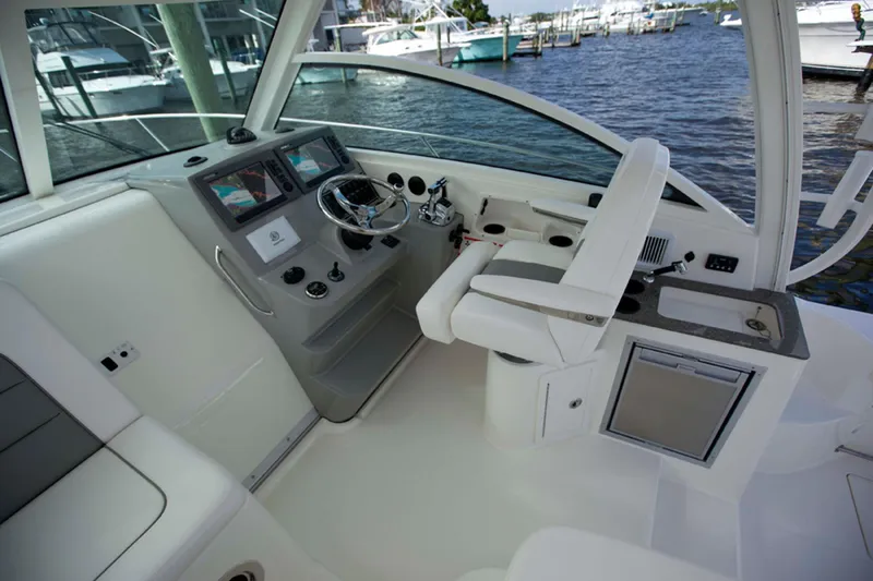 2014 Boston Whaler 315 Conquest