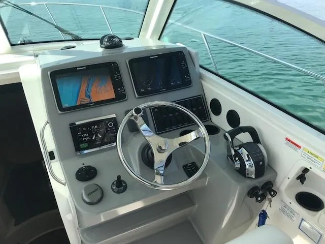 2014 Boston Whaler 315 Conquest