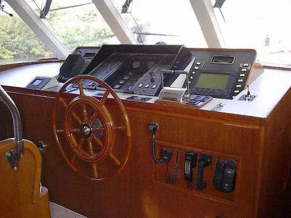 1983 Broward 92 Cockpit MY