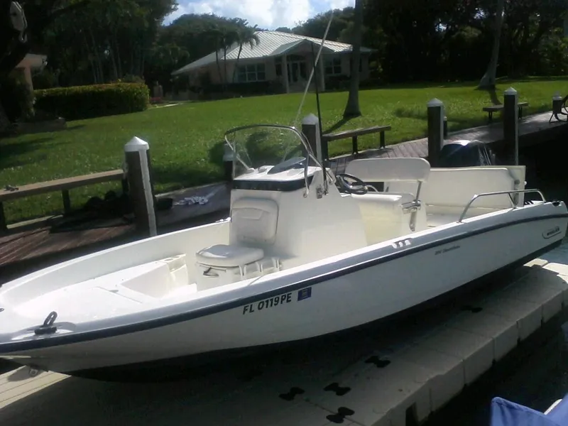 2011 Boston Whaler 200 Dauntless