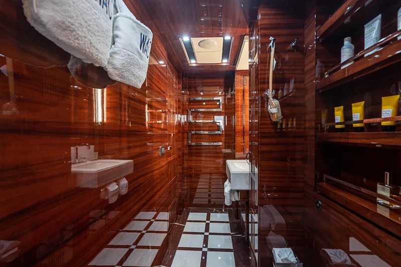 2011 Benetti 121