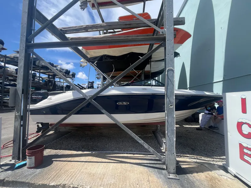 2023 Sea Ray SPX 210 Outboard