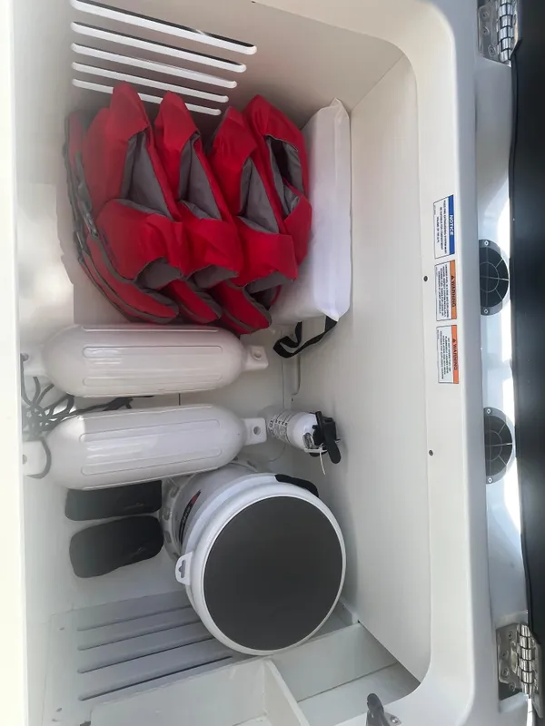 2023 Sea Ray SPX 210 Outboard