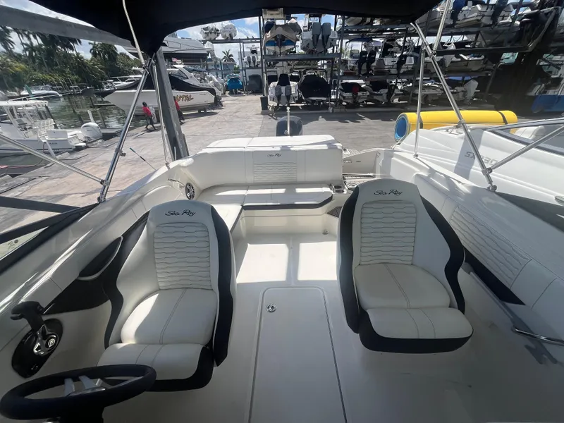 2023 Sea Ray SPX 210 Outboard