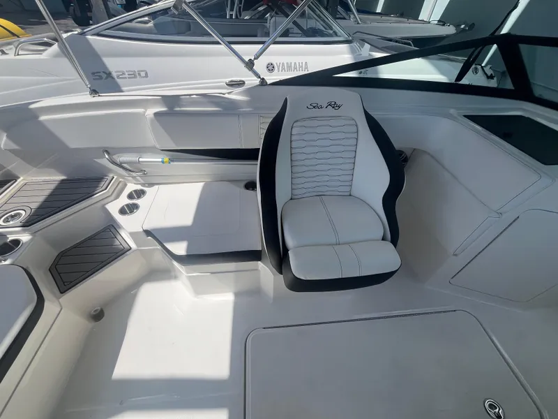 2023 Sea Ray SPX 210 Outboard